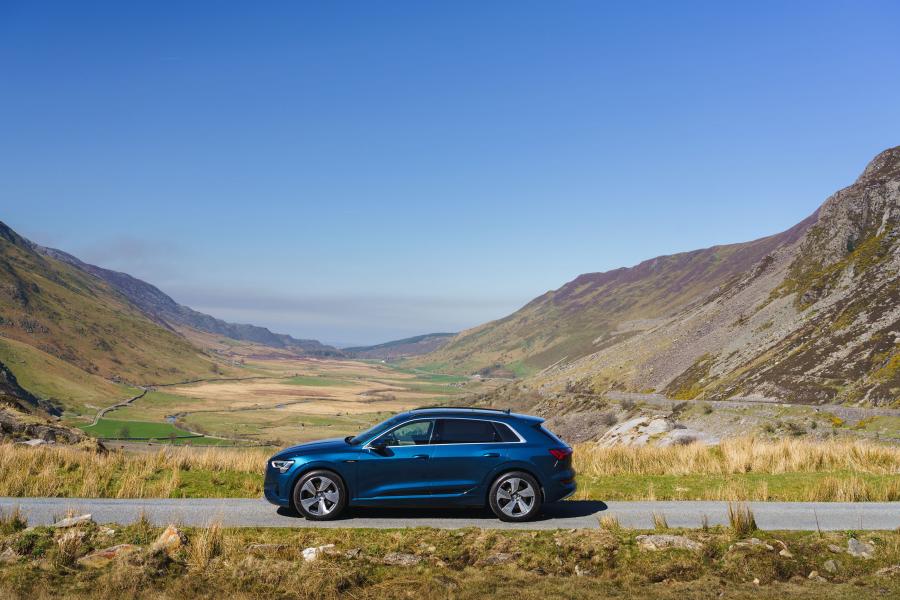  Audi e-tron 55 Quattro 2019 года  (UK) (фото 18 из 40)